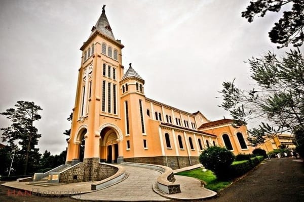 nhà thờ con gà đà lạt