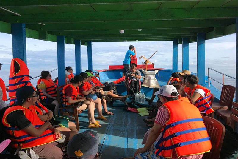 Tại Đảo Lý Sơn có dịch vụ đi bộ dưới biển ngắm san hô không?