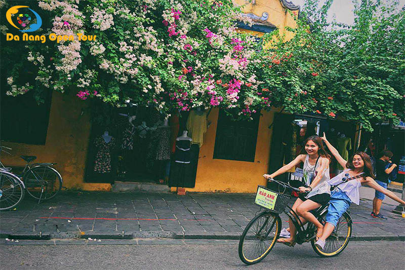 dạo quanh phố cổ bằng xe đạp 