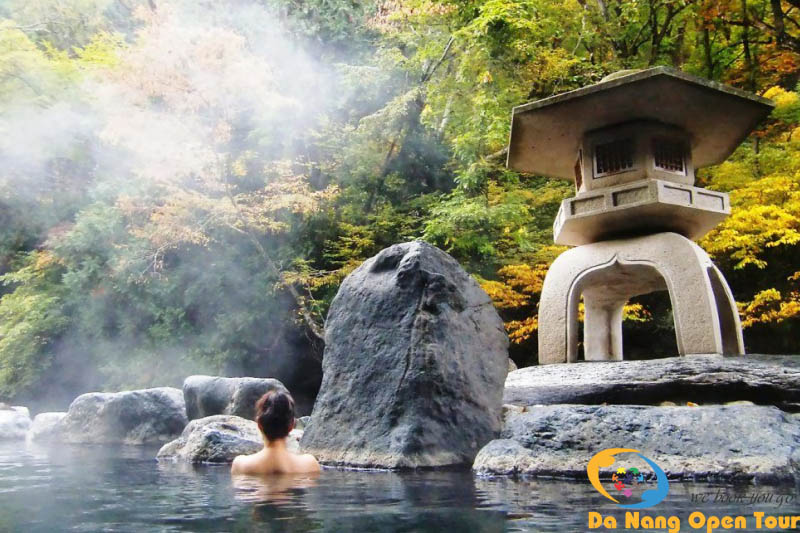 Tận hưởng Trải nghiệm Tắm Onsen tại Núi Thần Tài