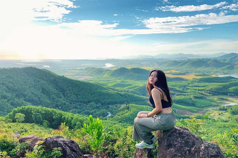 trên đỉnh núi Hòn Vân ở Huế