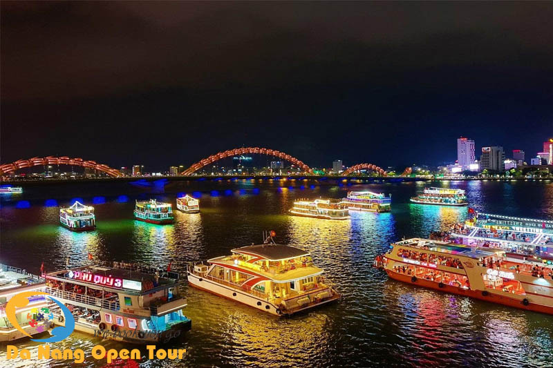 Ngắm nhìn những chiếc thuyền đầy màu sắc trên sông Hàn