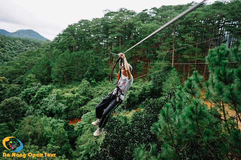 Ngắm khung cảnh núi rừng một cách đặc biệt khi tham gia đu dây tại thác Datanla