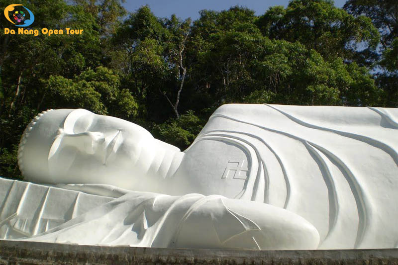 Tham quan tượng Phật tại Khu du lịch Núi Tà Cú